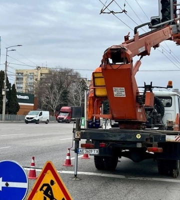 Тепер на перехресті вул. Набережної Заводської та вул. Ю. Кондратюка новий світлофор з додатковою секцією – поворот наліво
