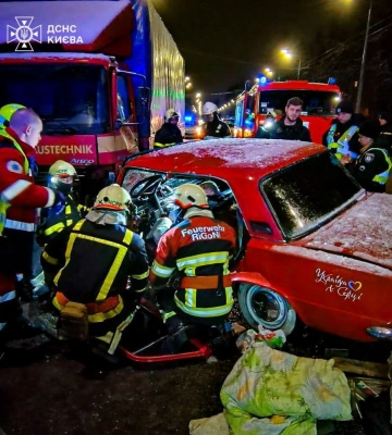 У Києві легковик в’їхав у вантажівку «Mercedes-Benz»: рятувальники деблокували водія (ФОТО)