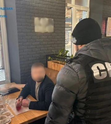 У Кропивницькому керівник театру обіцяв працевлаштування за хабар