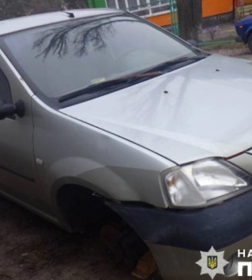 У Києві водій припаркованого поруч із гаражним кооперативом авто залишився без коліс