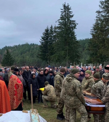 «Віддав життя за кожного з нас»: на Тернопільщині поховали захисника Романа Мидляка
