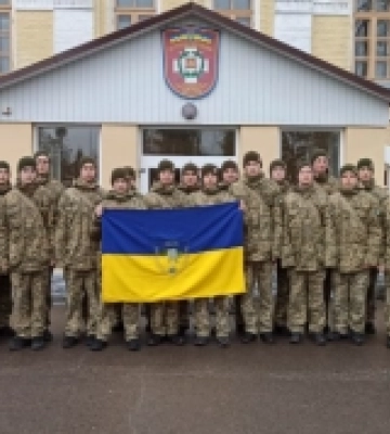 В Острозький військовий ліцей випускник передав прапор з емблемою свого батальйону
