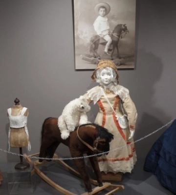 У Києві відкрили виставку світського дитячого одягу 1820-1920 років