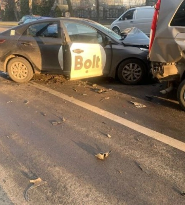 У Рівному на Київській зранку таксі потрапило у ДТП (ФОТОФАКТ)