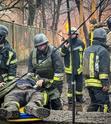 Удар РФ по Одесі: загинули фельдшер та співробітник ДСНС, які приїхали на допомогу, є тяжко поранені