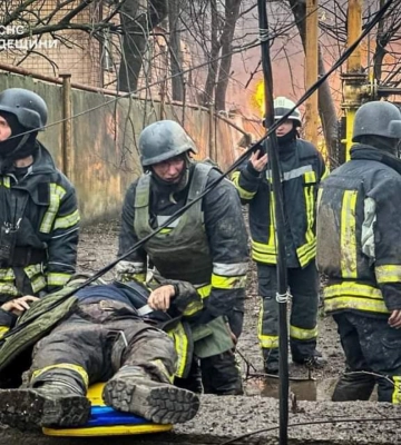 Спасатели опубликовали фото с мест ударов российских ракет в Одессе, сообщается о двадцати раненых