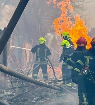 Удар РФ по Одесі: загинули фельдшер та співробітник ДСНС, які приїхали на допомогу, є тяжко поранені