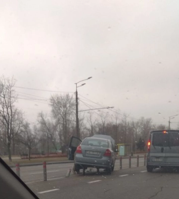 У Дніпрі ЗАЗ влетів у металеві стовпчики та повис на них