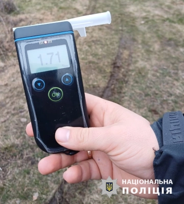На Черкащині нетверезий водій в’їхав у стовп та розбив автомобіль