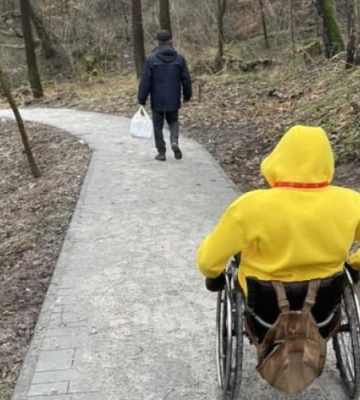 У Замарстинівському парку Львова облаштовують безбар’єрні стежки-майданчики і терапевтичний сад