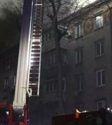 Нічна пожежа: у Дніпрі на підприємстві згоріли дві автівки