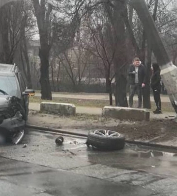 У Дніпрі машина знесла електроопору, паралізовано рух транспорту