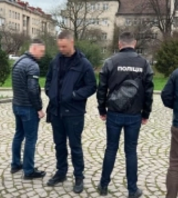 В Ужгороді на хабарі від підприємця затримали працівника ДСНС
