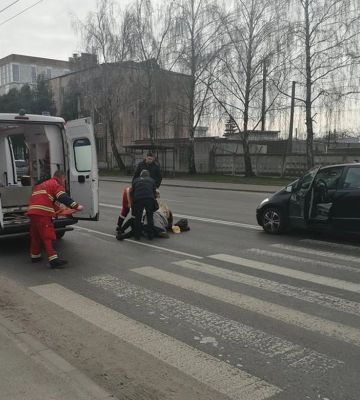 Перебігав дорогу по нерегульованому переходу: у Луцьку авто збило чоловіка, він у лікарні. Фото