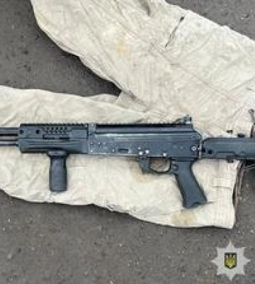 Автомат, меч та граната: поліція Полтави вилучила зброю у місцевого мешканця