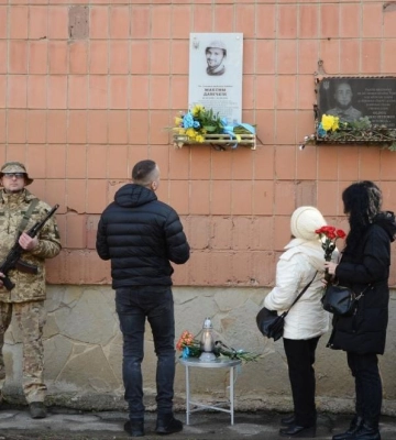 Назавжди 24: на фасаді рівненської гімназії відкрили дошку пам’яті захиснику Максиму Данічкіну (ВІДЕО)