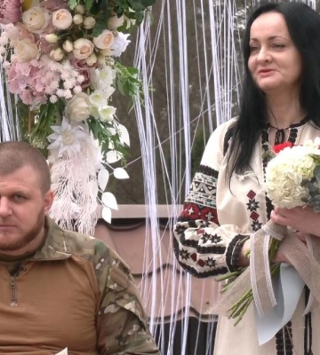 Весілля у госпіталі на Рівненщині: поранений військовий одружився з коханою (ВІДЕО)