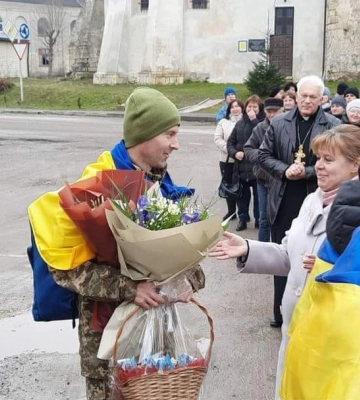 Сльози радості, обійми, оплески: у громаді на Тернопільщині зустріли звільненого з полону Героя 
