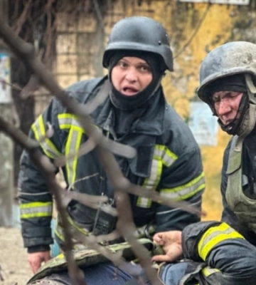Чоловіки не стримують сліз. Від російського «подвійного удару» в Одесі загинули цивільні та рятувальники (фотосвідчення)