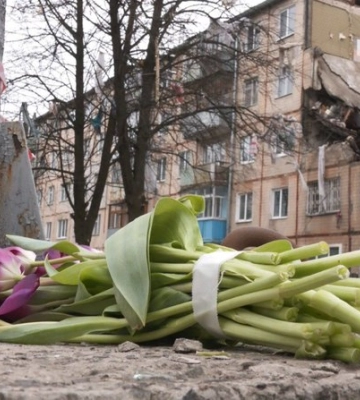 Третій день пошуків у сумській п&#039;ятиповерхівці: що відомо про дівчину, яку шукають під завалами та чим допомогти людям
