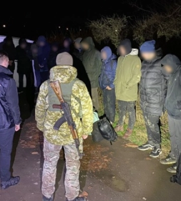 Житель Закарпаття намагався переправити через кордон велику групу чоловіків