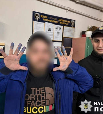 Нетверезі молодики розмалювали стіни в переході метро Харкова 