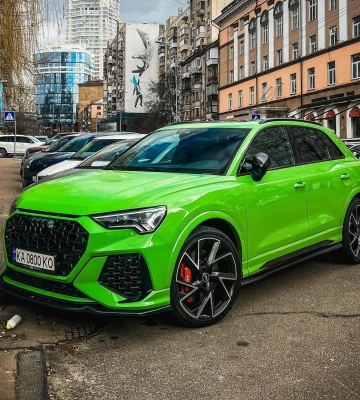 В Киеве заметили мощный заряженный кроссовер Audi в интересном цвете 