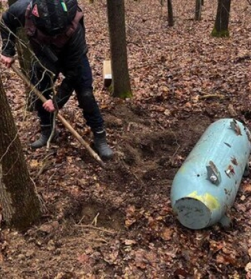На Вінниччині піротехніки ДСНС знищили бойову частину ракети Х-101. ФОТОрепортаж
