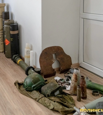 Шматки російських ракет, БТР, форма Залужного: залишки війни у Луцьку. Фоторепортаж