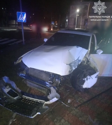 На бульварі Шевченка у Черкасах водій “Audi” в’їхав у електроопору (ФОТО)