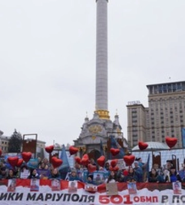 В Киеве образовали &quot;живую цепь&quot; в поддержку пленных бойцов: фоторепортаж