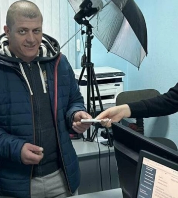Паспорт у 35 років: на Полтавщині чоловік вперше отримав документ, що посвідчує особу
