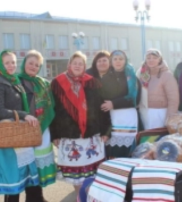 Із музикою та в українському вбранні: як селищі на Волині хліб на ярмарок везли