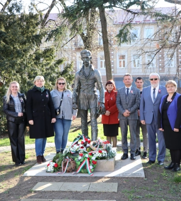 Річницю Угорської революції в Ужгороді відзначили тихим покладанням квітів