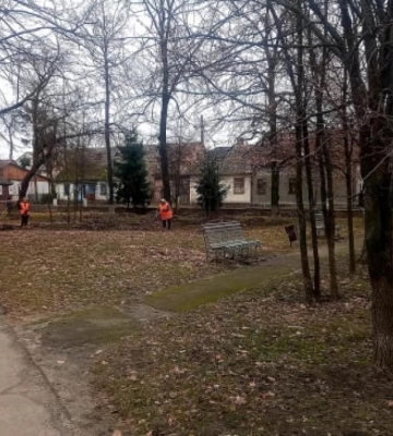 У Костополі комунальники прибрали у міському парку (ФОТО)