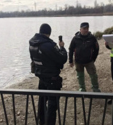 На  Оболоні в озеро Богатирське скинули нафтопродукти