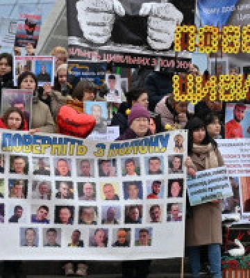 В Киеве образовали &quot;живую цепь&quot; в поддержку пленных бойцов: фоторепортаж