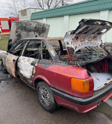Одещина: у Подільську посеред дороги згоріла автівка
