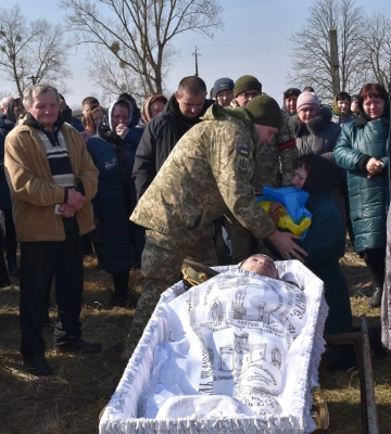 Героїчно загинув на Донеччині: на Волині попрощалися із полеглим воїном Геннадієм Кондратюком