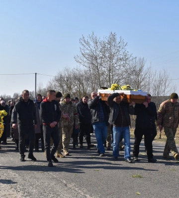Героїчно загинув на Донеччині: на Волині попрощалися із полеглим воїном Геннадієм Кондратюком