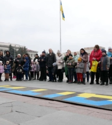 Під час акції в центрі міста житомиряни вшанували пам’ять загиблих під час бомбардування театру в Маріуполі. ФОТО