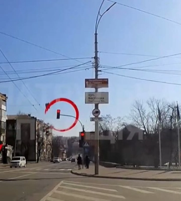 В Киеве сразу два водителя на глазах у полиции проехали на запрещенные сигналы светофора: как их наказали