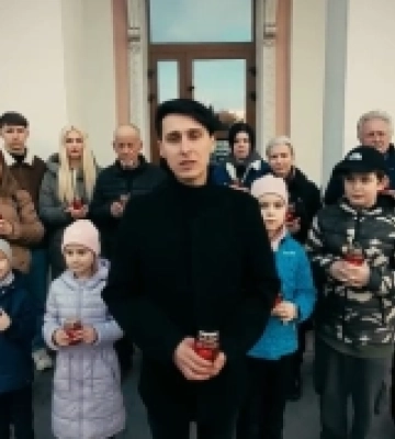 Під час акції в центрі міста житомиряни вшанували пам’ять загиблих під час бомбардування театру в Маріуполі. ФОТО