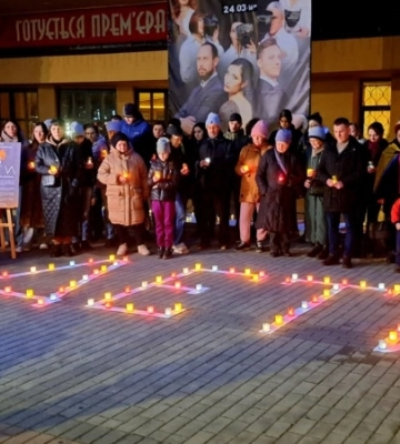 Під час акції в центрі міста житомиряни вшанували пам’ять загиблих під час бомбардування театру в Маріуполі. ФОТО
