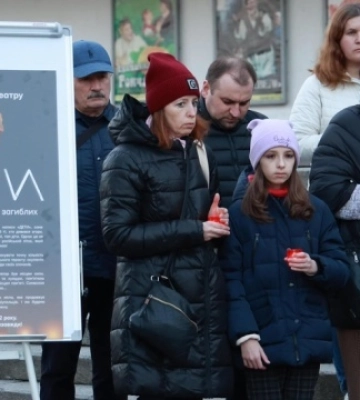 У Хмельницькому вшанували пам’ять загиблих у 2022 році в драмтеатрі маріупольців