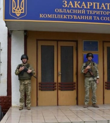 На Закарпатті чоловік спробував вбити себе у ТЦК