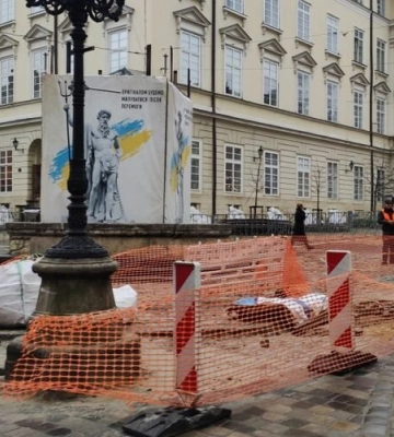 Доріжки доступності: у Львові шліфують історичну бруківку