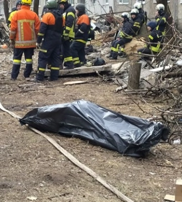 У Сумах дістали третє тіло з-під завалів зруйнованої п’ятиповерхівки