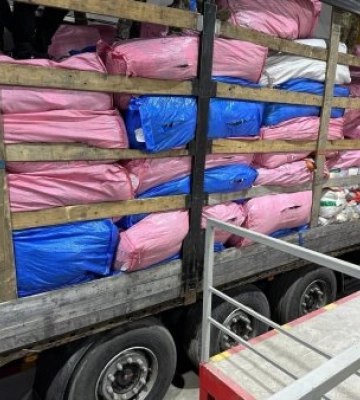В Закарпаття з Угорщини намагались незаконно завезти вантажівкою партію нового одягу та взуття
