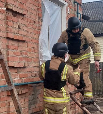 У Сумському районі рятувальники допомагали мирним громадянам ліквідовувати наслідки ворожого удару